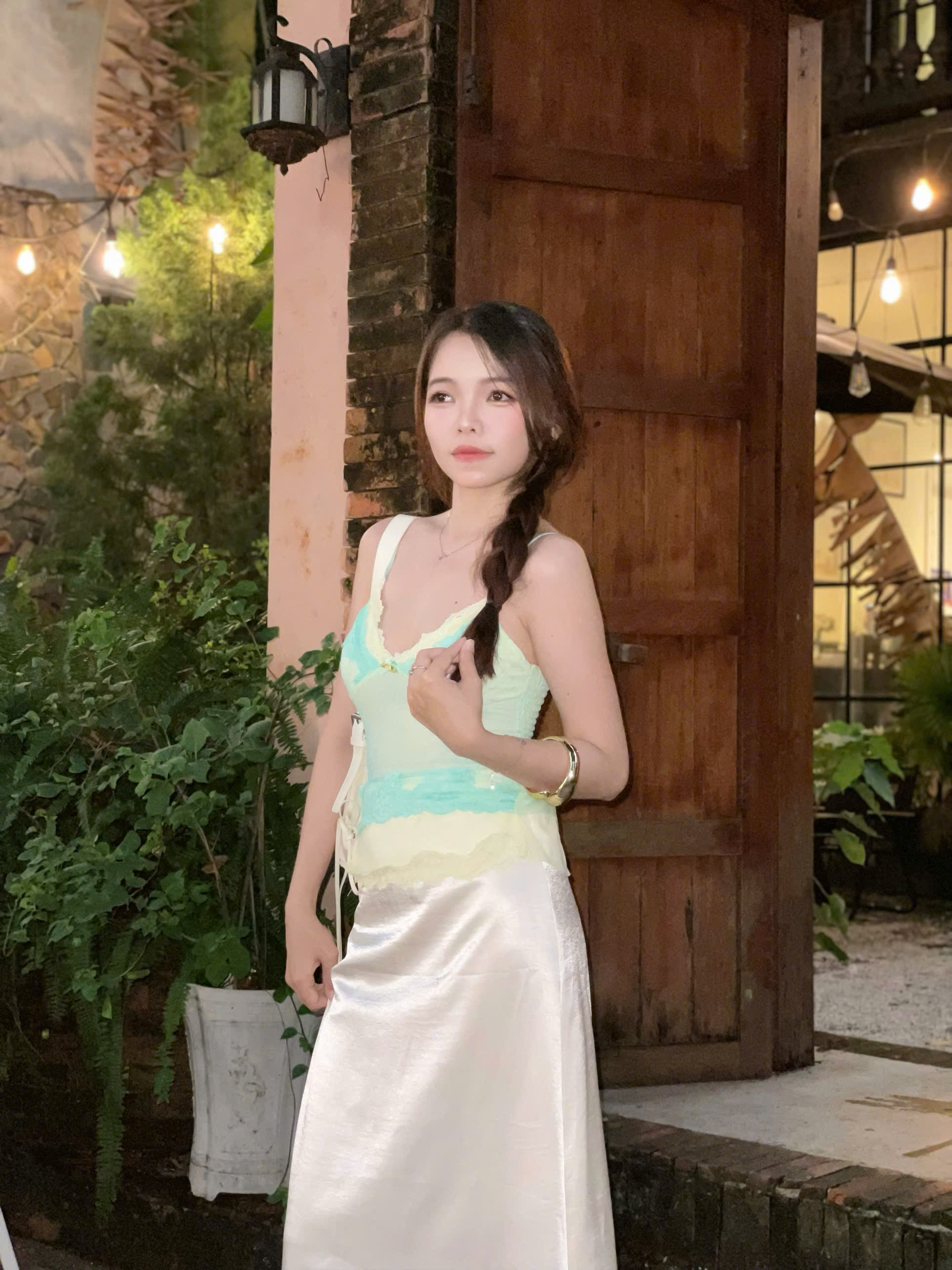 Cô gái dịu dàng trong ánh nắng